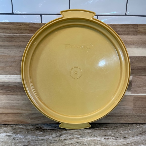 2 Tupperware Cake Takers White Rectangle 622 & Round Harvest Gold 684 & 1 Handle - Picture 6 of 15